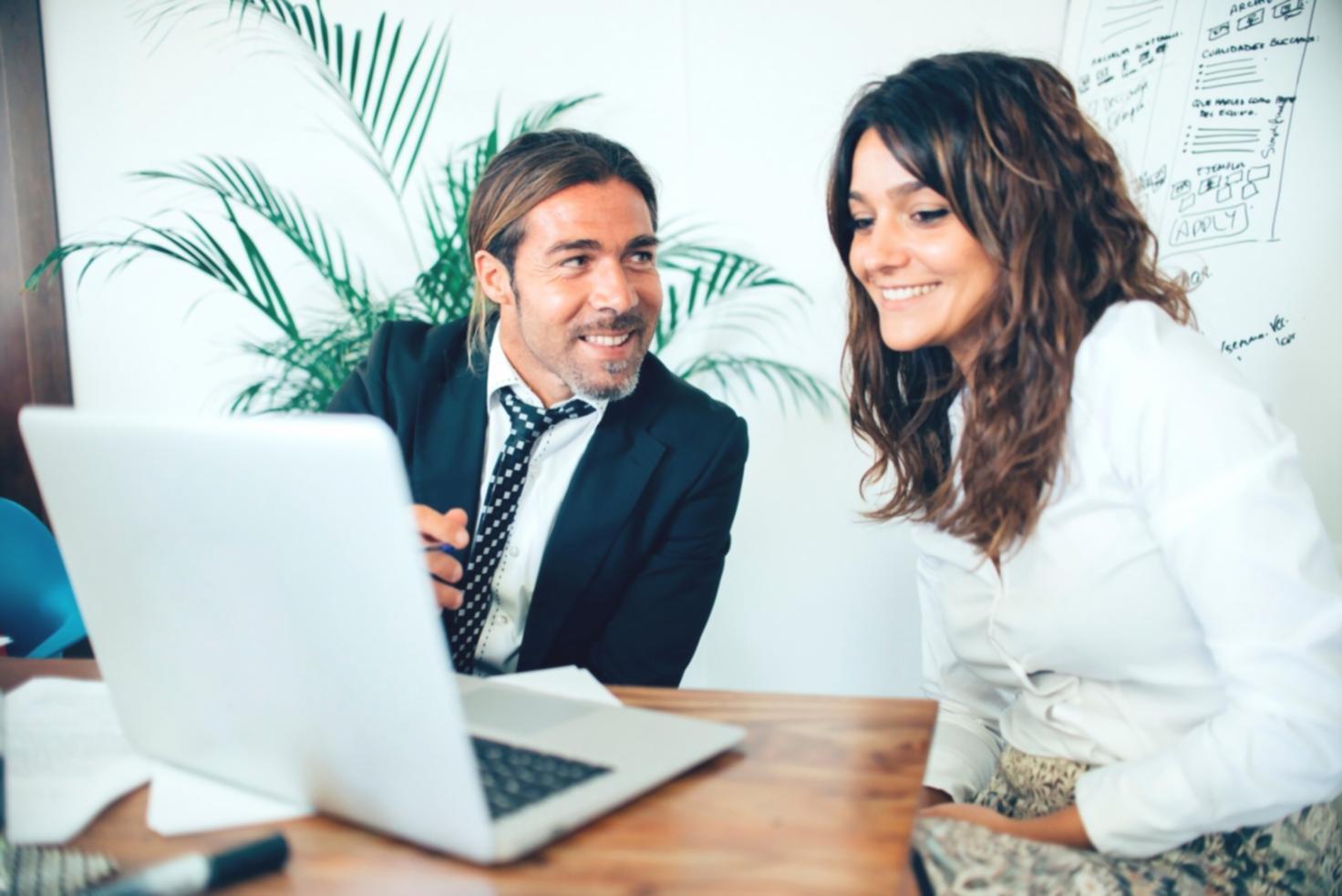 Equipo de jumelrelpubuevo trabajando en análisis financiero
