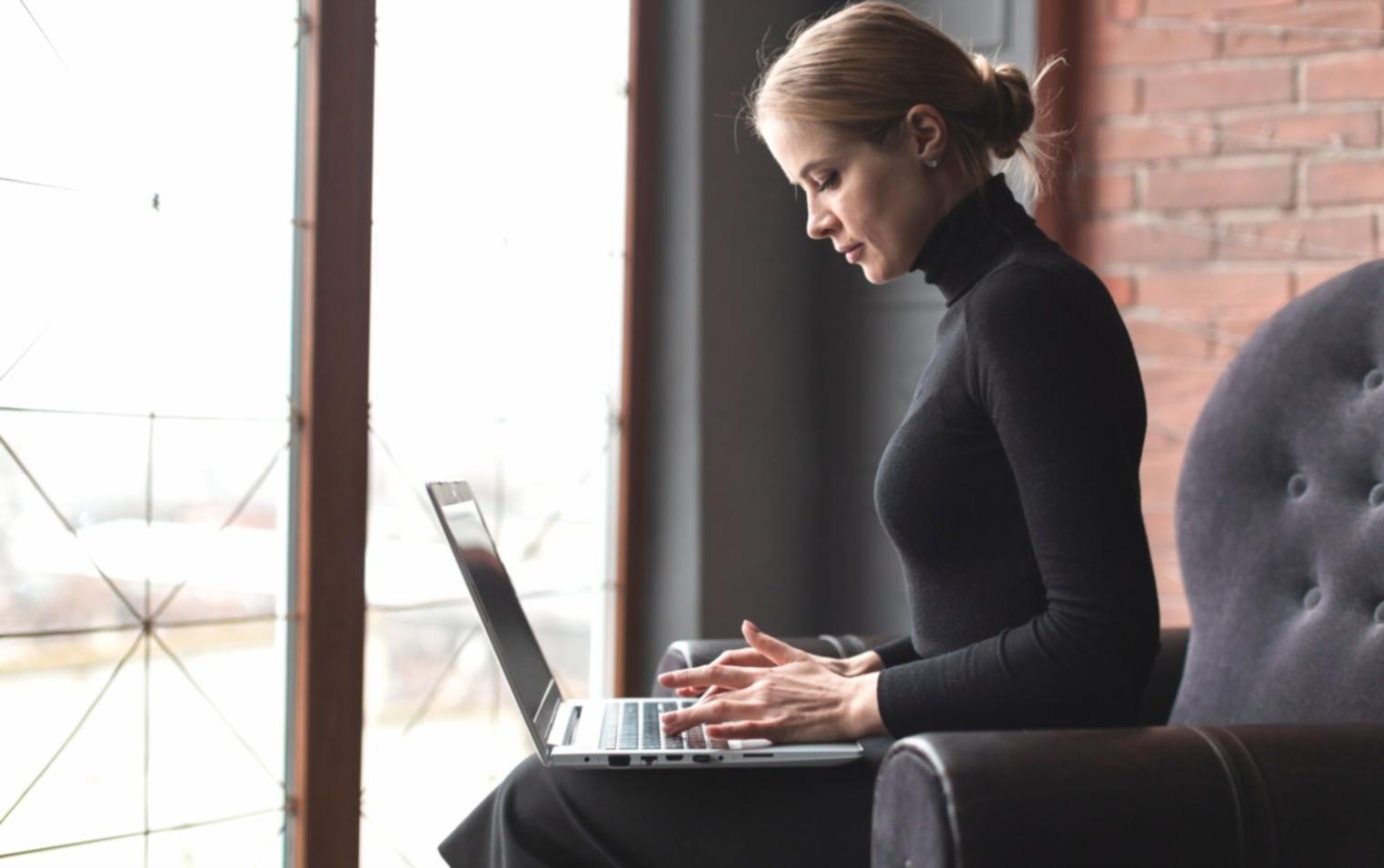 Profesional analizando datos financieros complejos